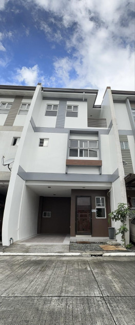 Townhouse In La Verandilla Residences Tandang Sora, Quezon City Near Ateneo, Mirriam and UP Diliman