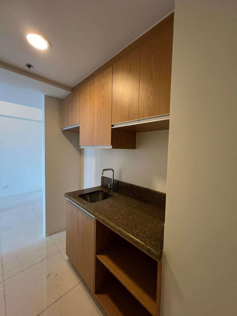 Clean Title RFO 1 BR With Balcony & Parking For Sale At Madison Park West BGC Taguig