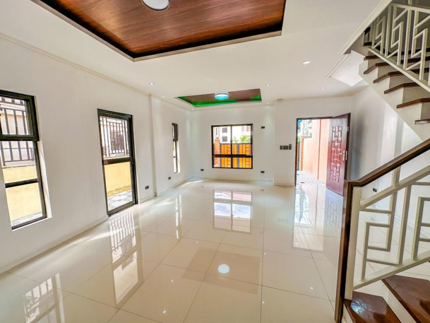 Spacious Duplex House in BF Resort Village Las Pinas