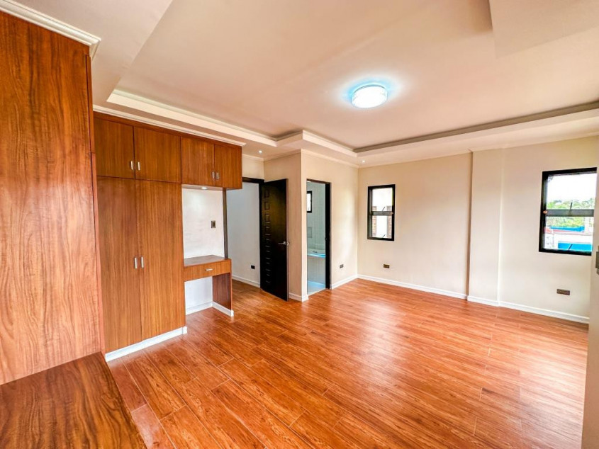 Spacious Duplex House in BF Resort Village Las Pinas