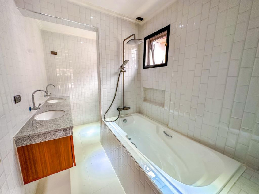 Spacious Duplex House in BF Resort Village Las Pinas