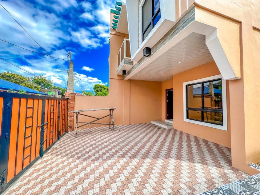 Spacious Duplex House in BF Resort Village Las Pinas