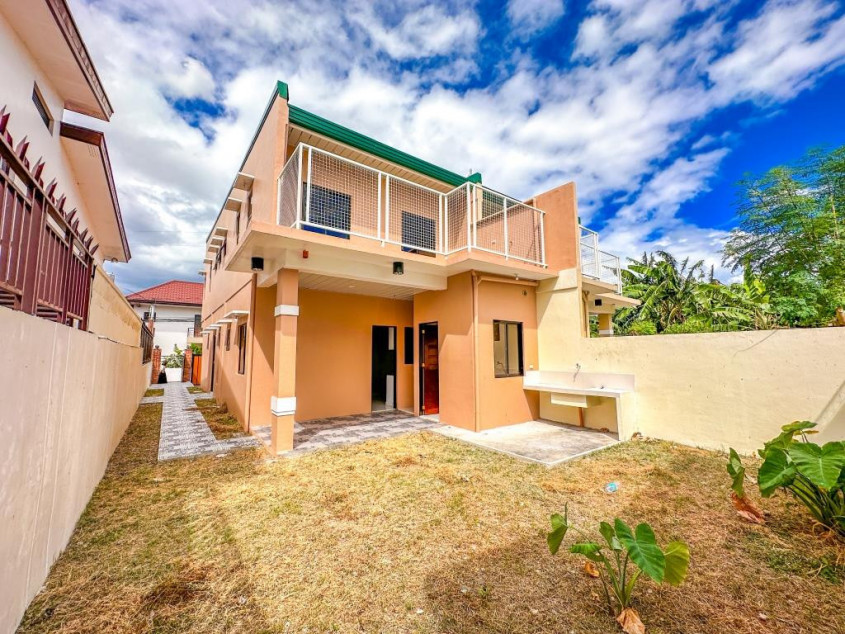 Spacious Duplex House in BF Resort Village Las Pinas