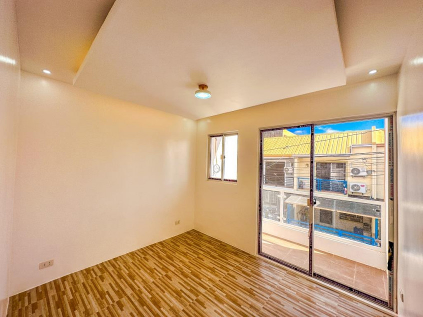 Brand new 3 storey duplex house in Pilar Village las pinas