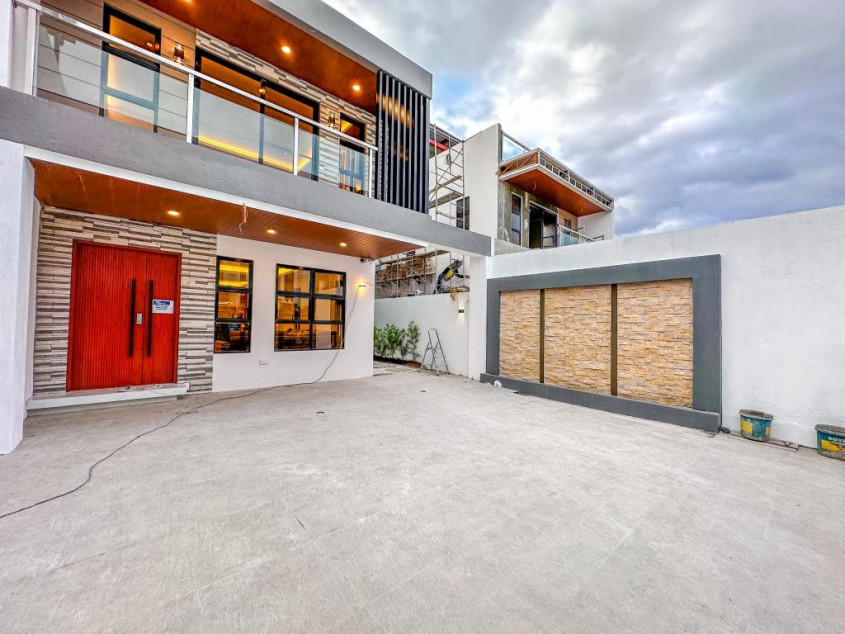 Striking 3 Storey Single Attached House in BF Resort Village Las Pinas City