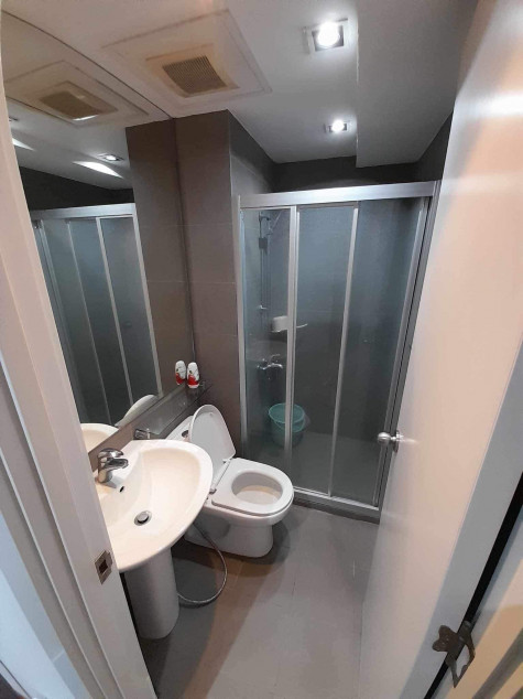 RFO Clean Title Studio Unit With Balcony & Parking For Sale At Knightsbridge Residences Makati