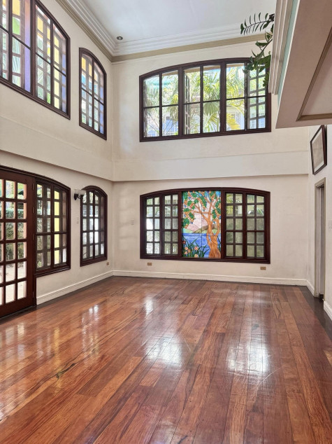 For Sale: 7-Bedroom House At Ayala Heights, Quezon City