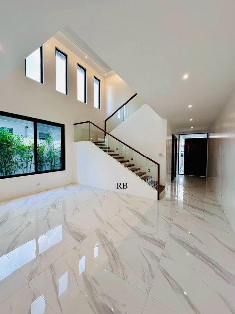 For Sale: 5-Bedroom House At Tahanan Village, BF Homes, Parañaque