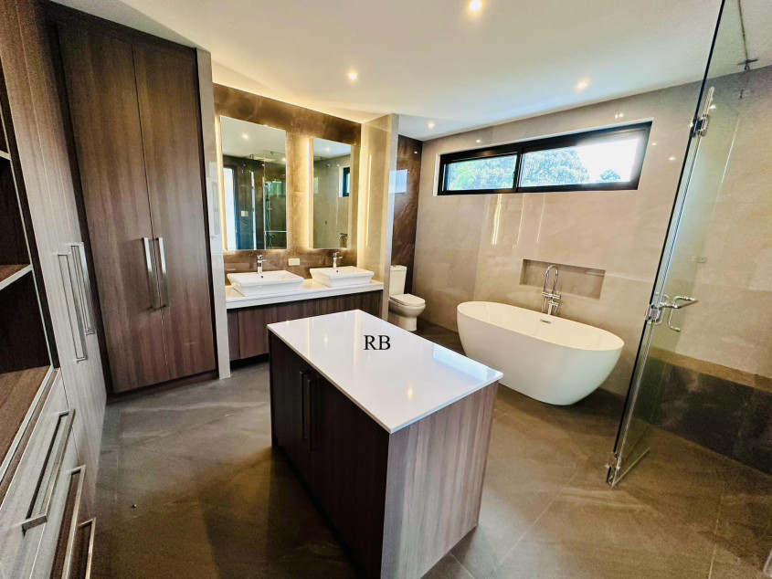 For Sale: 5-Bedroom House At Tahanan Village, BF Homes, Parañaque