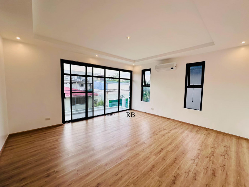 For Sale: 5-Bedroom House At Tahanan Village, BF Homes, Parañaque