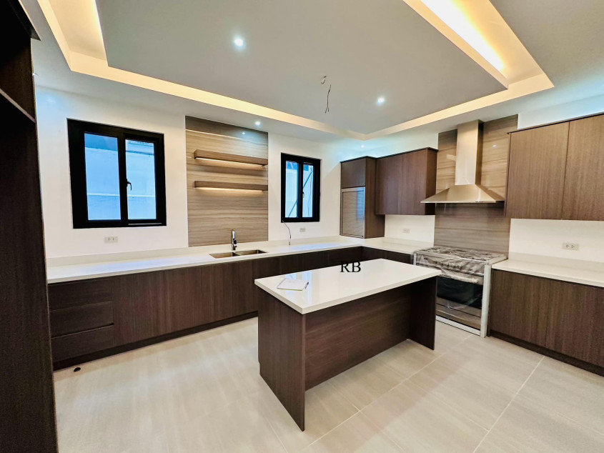 For Sale: 5-Bedroom House At Tahanan Village, BF Homes, Parañaque