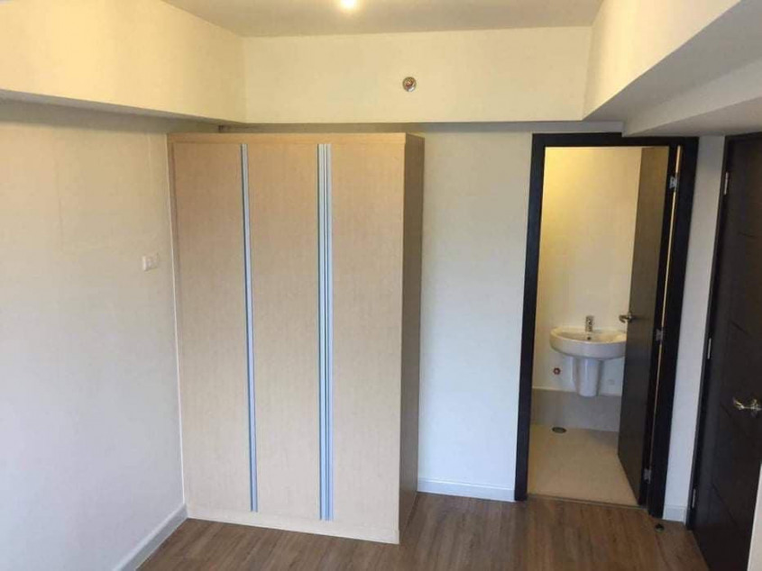 Clean Title RFO Furnished 1 BR For Sale At The Lerato Ayala Makati