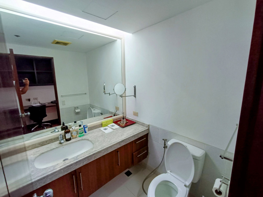 Elegant 2-Bedroom Condo In The Residences At Greenbelt, Makati