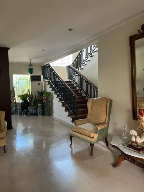 For Sale: Corner House in North Greenhills