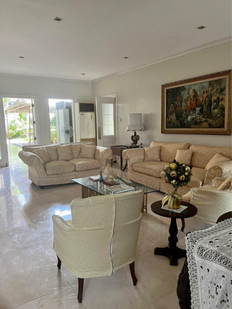 For Sale: Corner House in North Greenhills