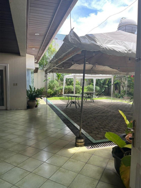 For Sale: Corner House in North Greenhills