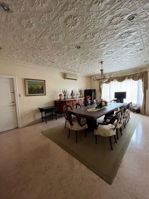 For Sale: Corner House in North Greenhills