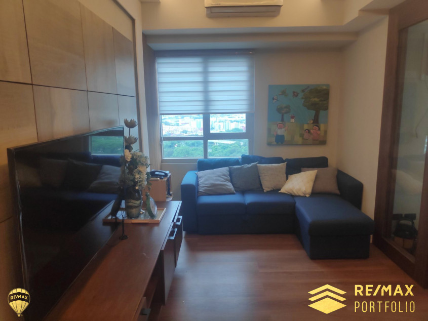 Elegantly-Crafted 1-BR Condo With Parking In The Grove by Rockwell, Pasig City