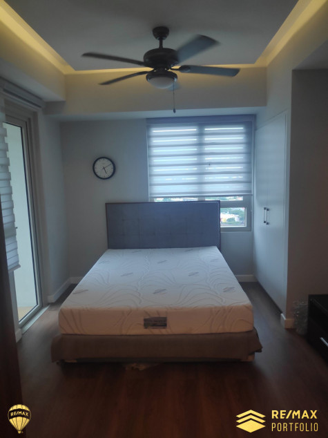 Elegantly-Crafted 1-BR Condo With Parking In The Grove by Rockwell, Pasig City