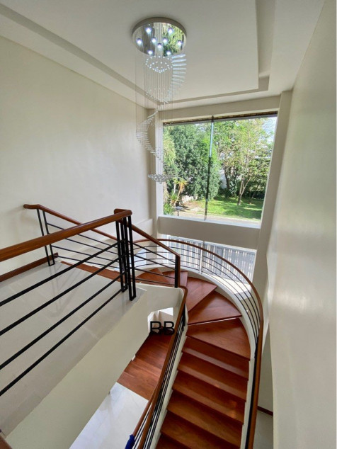 For Sale 5 Bedroom House in Ayala Hillside Estates, Quezon City