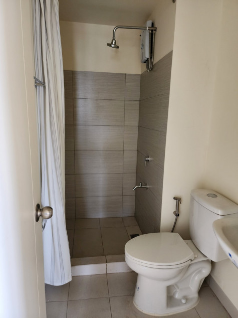 Clean Title RFO 2BR With Balcony & Parking For Sale At The Vantage At Kapitolyo Pasig