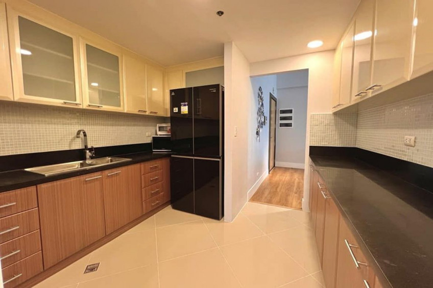 For Sale 2 Bedroom Unit At 8 Forbes Town Road Taguig