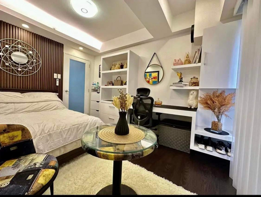 Clean Title RFO 2BR with Balcony FOR SALE at Forbeswood Heights BGC Taguig