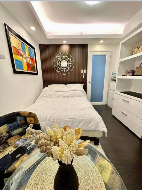 Clean Title RFO 2BR with Balcony FOR SALE at Forbeswood Heights BGC Taguig