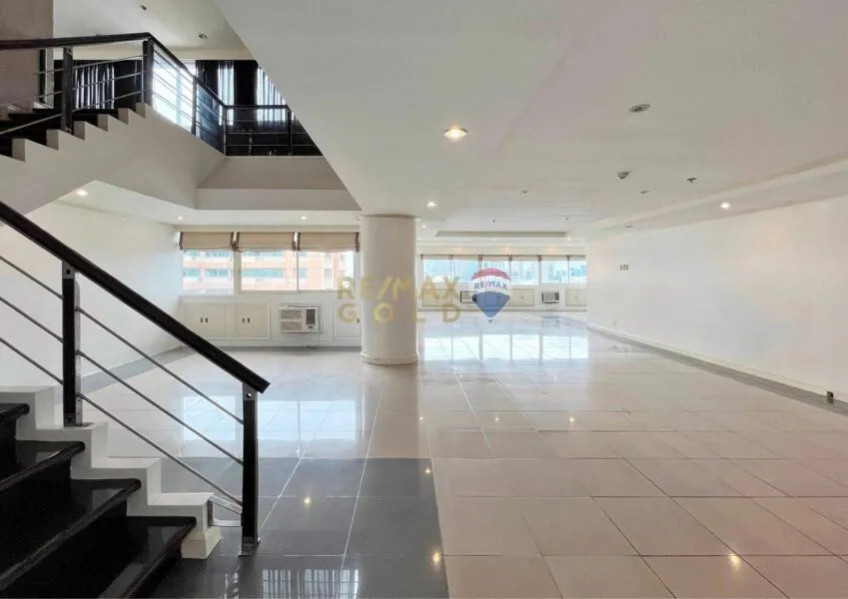 For Sale: 451 SQM 4br Bi-level Penthouse Condo In Pioneer Highlands Mandaluyong