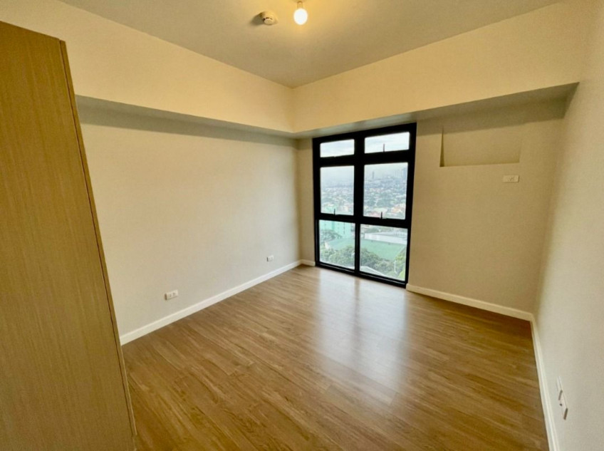 Brand New 2 Bedroom Unit With Balcony For Sale At The Travertine At Portico