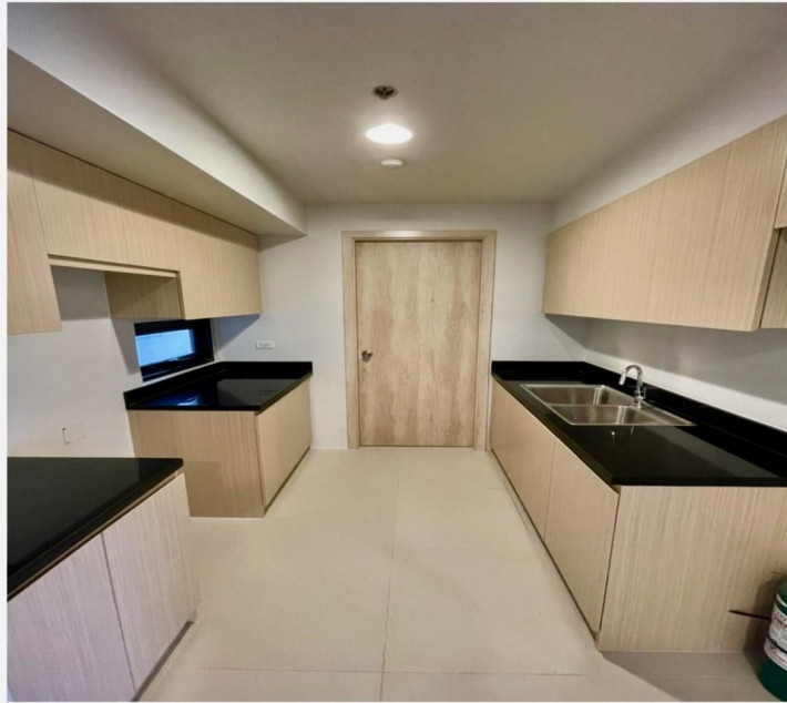 Brand New 2 Bedroom Unit With Balcony For Sale At The Travertine At Portico