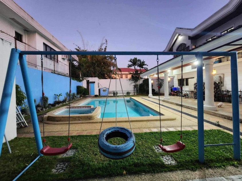 800 SQM. 5 Bedroom House with Swimming Pool For Sale at Multinational Village