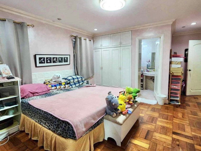 800 SQM. 5 Bedroom House with Swimming Pool For Sale at Multinational Village