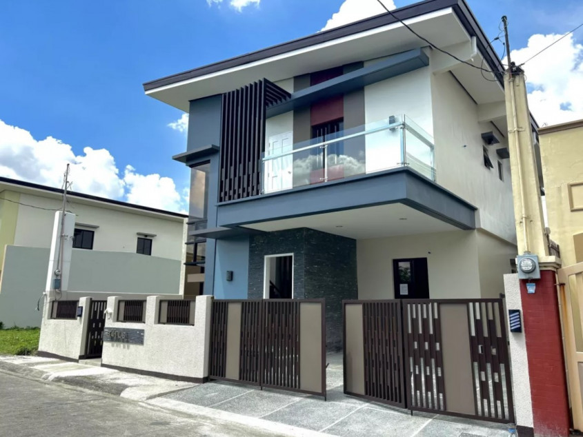 5-Bedroom House And Lot For Sale In The Grand Parkplace Village, Imus Cavite