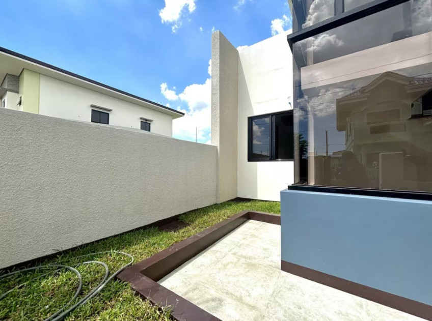 5-Bedroom House And Lot For Sale In The Grand Parkplace Village, Imus Cavite