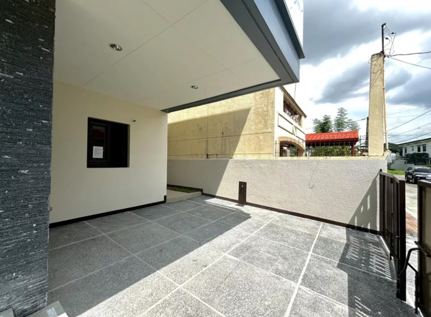 5-Bedroom House And Lot For Sale In The Grand Parkplace Village, Imus Cavite