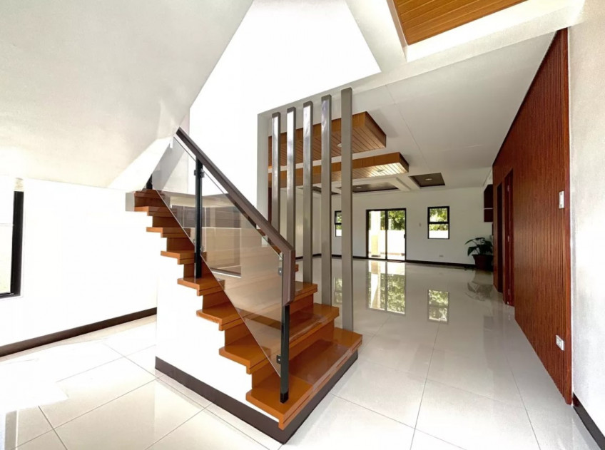 5-Bedroom House And Lot For Sale In The Grand Parkplace Village, Imus Cavite