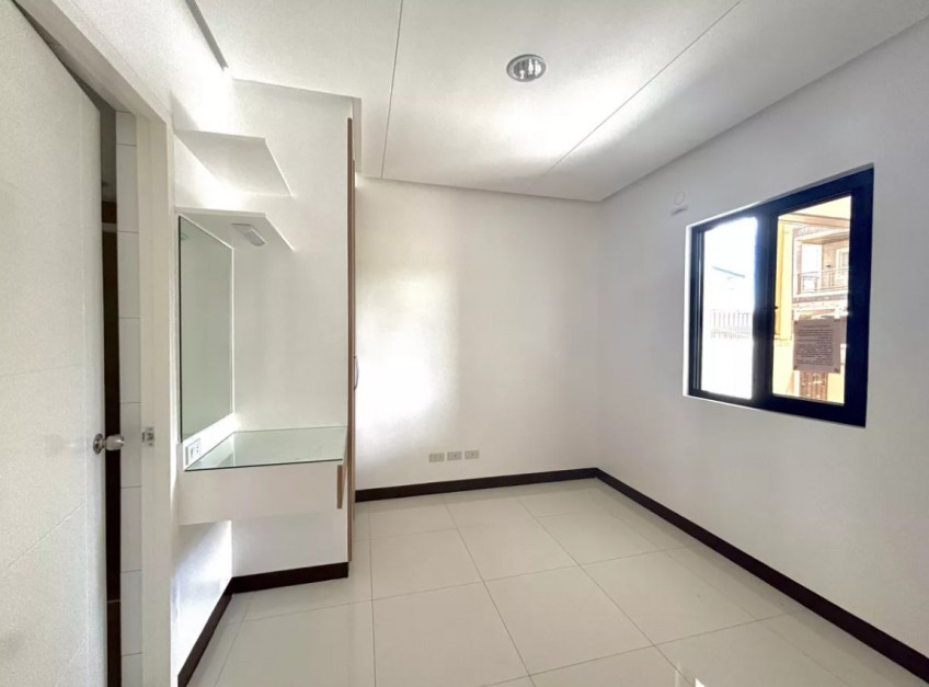 5-Bedroom House And Lot For Sale In The Grand Parkplace Village, Imus Cavite