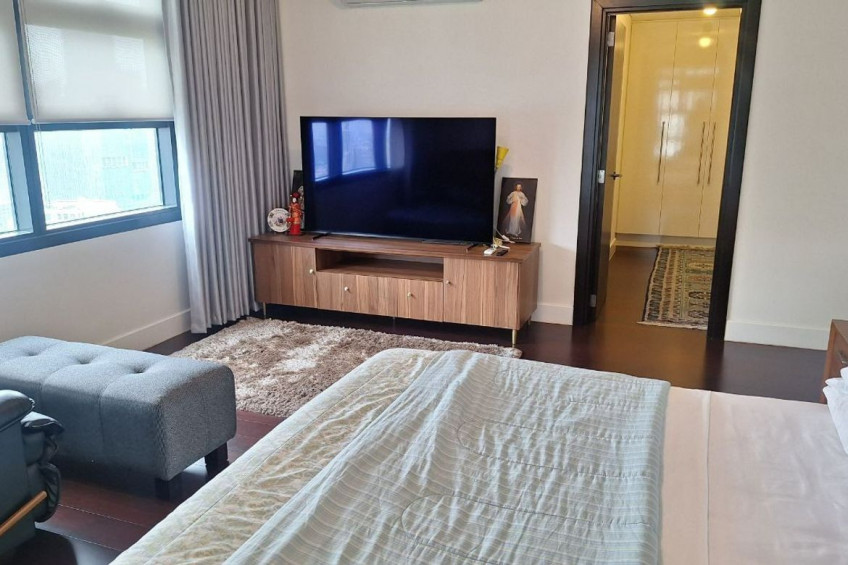 3 Bedroom Condo For Sale In Garden Towers, San Lorenzo, Metro Manila Near MRT-3 Ayala