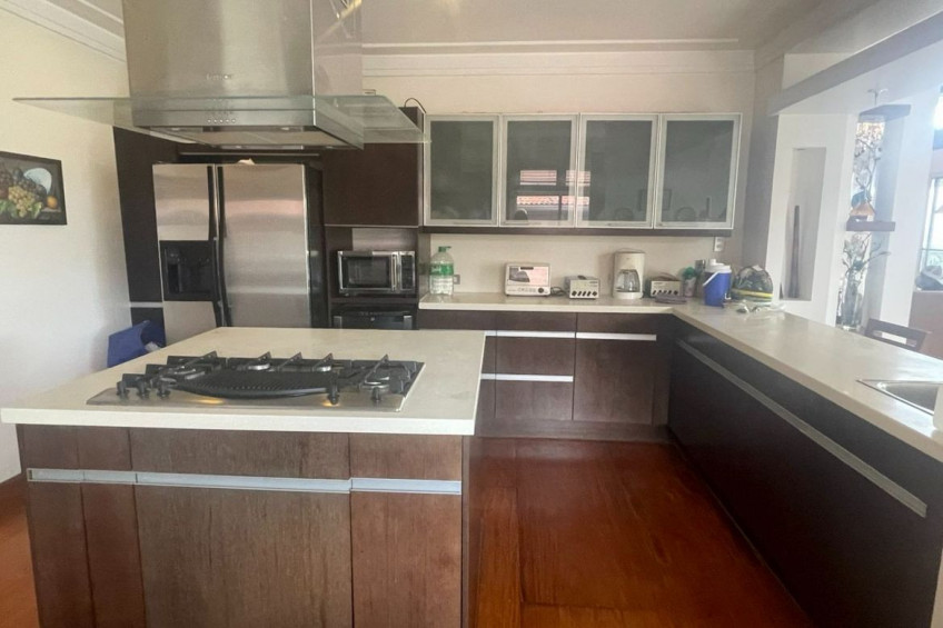 House For Sale In Tagaytay Highlands, Iruhin East, Cavite