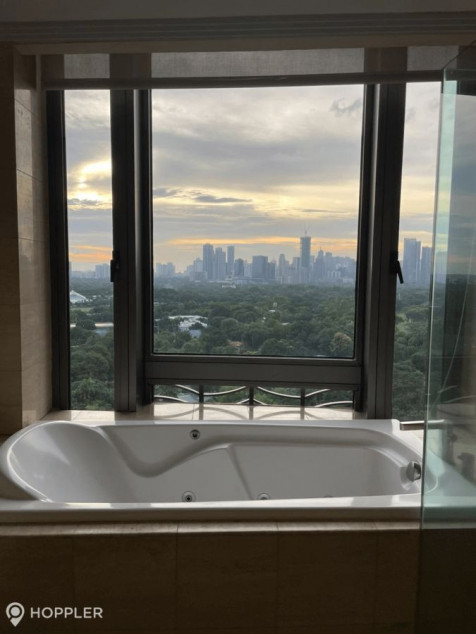 3-Bedroom Condo For Sale in Essensa, BGC, Taguig