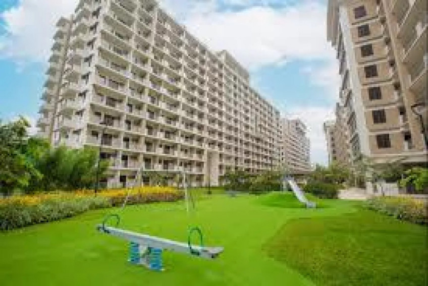 For Sale: Calathea Place 2BR end unit w parking near BF Homes AIRPORT, Parañaque