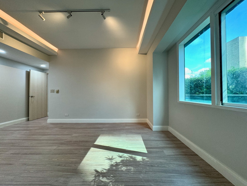 Condominium For Sale In Hidalgo Place