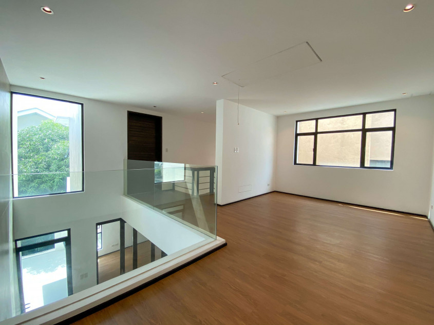 Modern Design Corner House And Lot For Sale In Mahogany Place, Taguig City