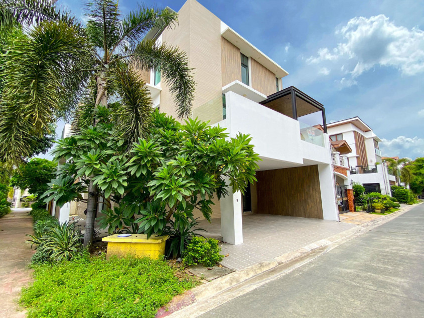Modern Design Corner House And Lot For Sale In Mahogany Place, Taguig City