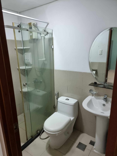 1BR with Balcony & Parking FOR LEASE or FOR SALE at The Beacon Makati