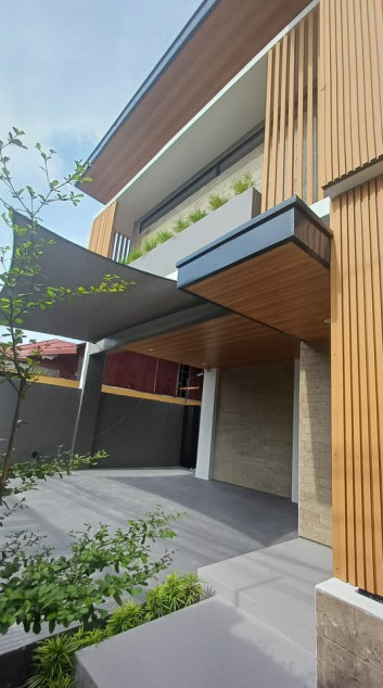 407 sqm 4-BR Modern U-Shaped House with Courtyard in Las Piñas City