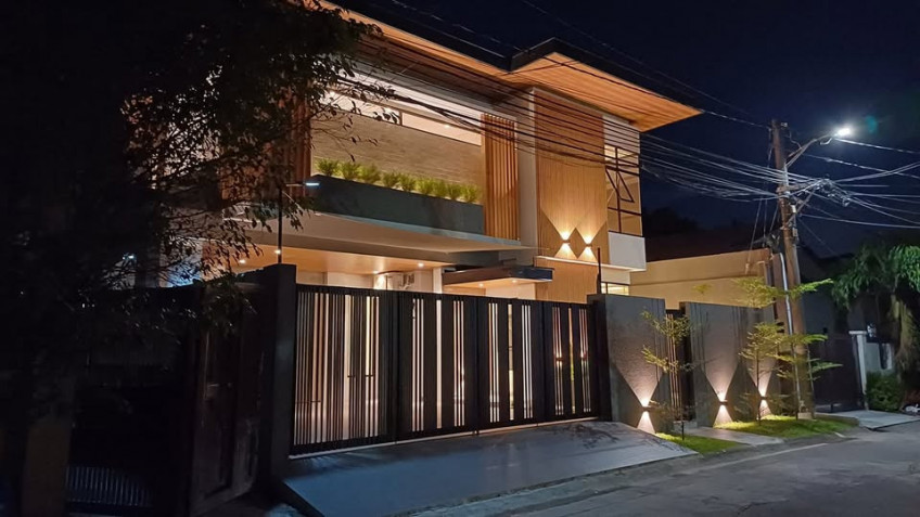 407 sqm 4-BR Modern U-Shaped House with Courtyard in Las Piñas City