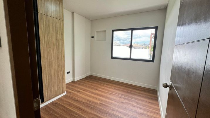 🍀3 Storey Townhouse unit for sale executive village, Mayamot Antipolo City