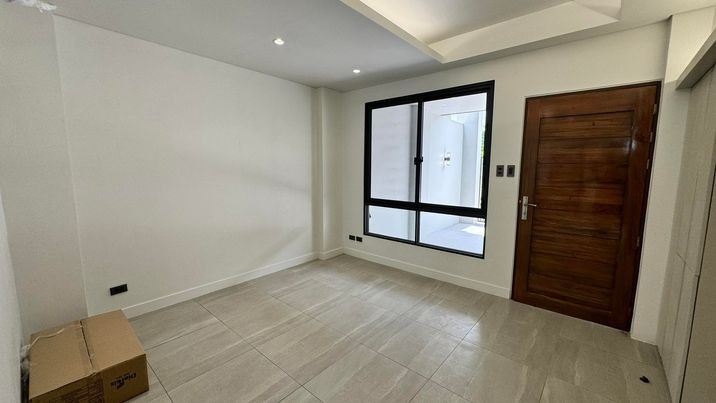 🍀3 Storey Townhouse unit for sale executive village, Mayamot Antipolo City